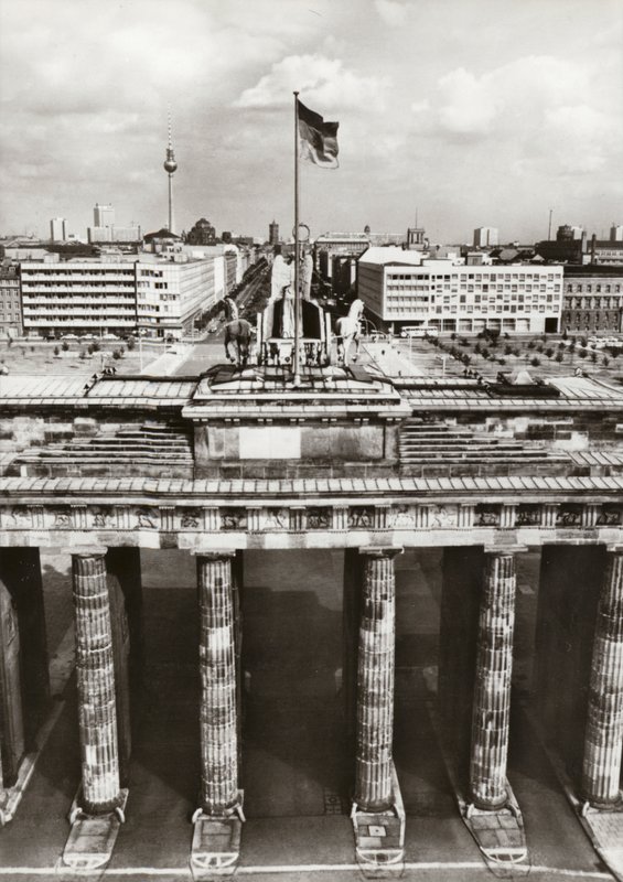 Protegido por fronteiras seguras, a construção da capital da RDA está em curso (foto a p/b) de Photographer German