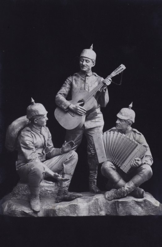 Escultura representando um grupo de soldados alemães da Primeira Guerra Mundial tocando música (foto a p/b) de Photographer German