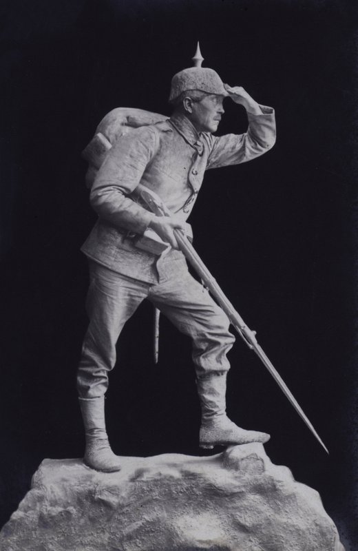 Escultura de um soldado alemão da Primeira Guerra Mundial olhando para o outro lado do campo de batalha (foto a p/b) de Photographer German