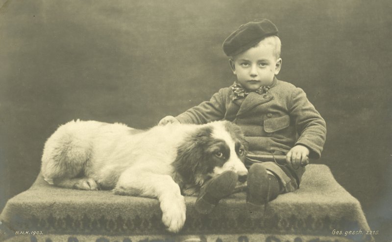 Menino pequeno com o seu cão (foto a p/b) de Photographer German