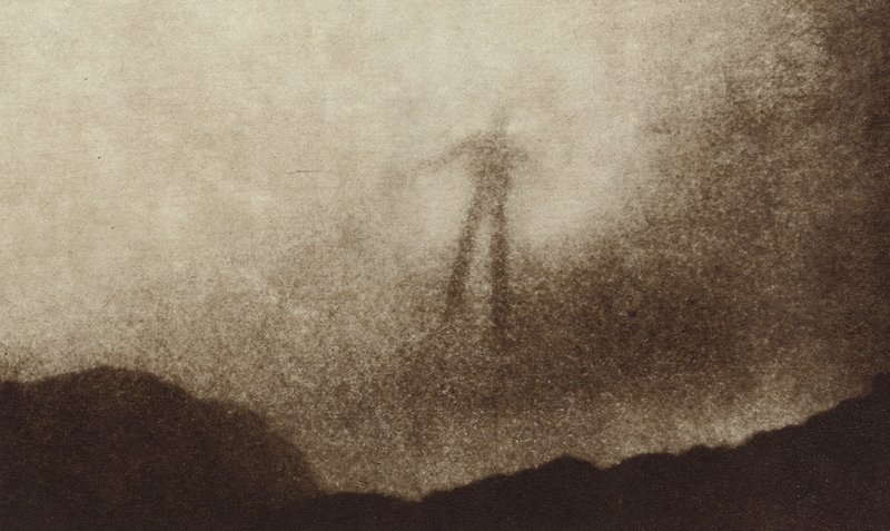 Espectro do Brocken nas montanhas Harz da Alemanha, fotografado pela primeira vez (foto a p/b) de Photographer German