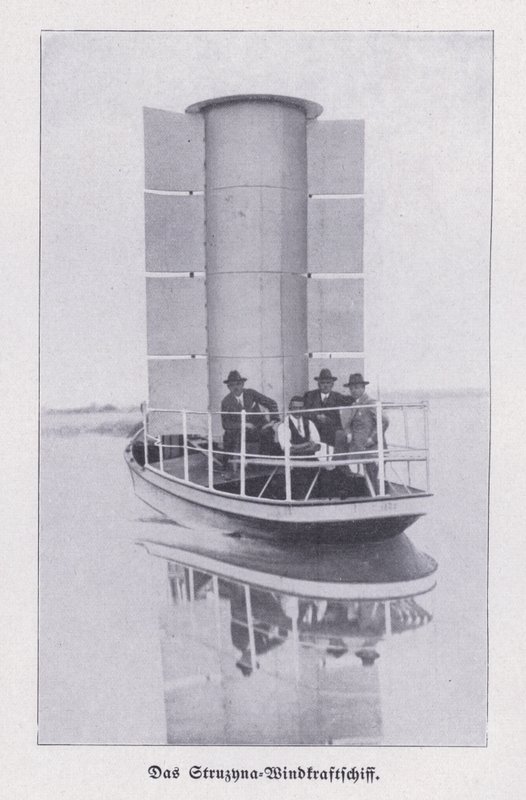 Struzyna, barco movido a vento usando um rotor Flettner (foto a p/b) de Photographer German