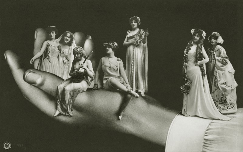 Mulheres sortidas de mão surrealista (foto a p/b) de Photographer German