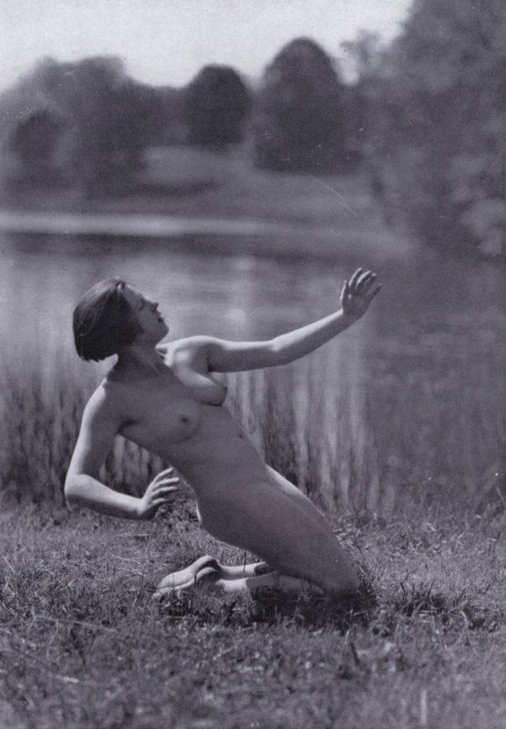 O corpo belo, cultura física para mulheres (fotografia a preto e branco) de Photographer German