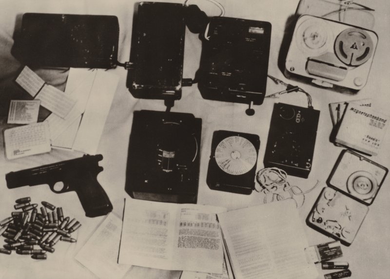 O equipamento do Sterzyk, agente do serviço secreto americano que foi preso ao tentar fazer o reconhecimento .... (foto a p/b) de Photographer German