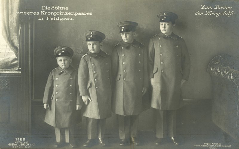 Os filhos do Príncipe Herdeiro Wilhelm da Alemanha em uniforme militar (foto a p/b) de Photographer German