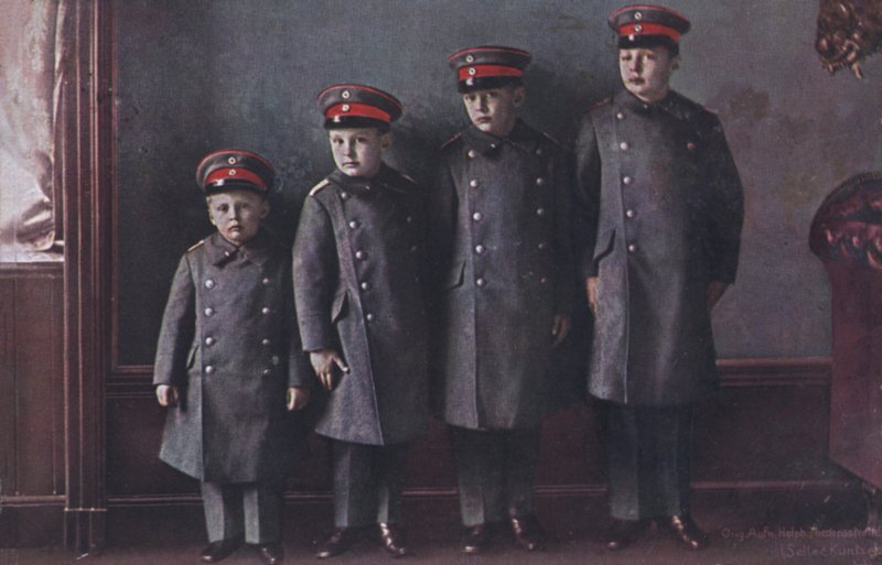 Os filhos do Príncipe Herdeiro Wilhelm da Alemanha em uniforme militar (foto) de Photographer German