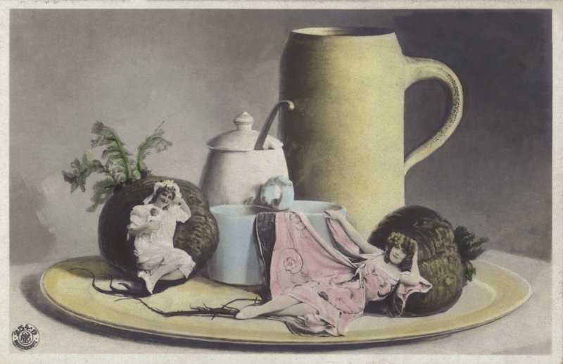 Meninas minúsculas em uma bandeja de louça (foto colorida) de Photographer German