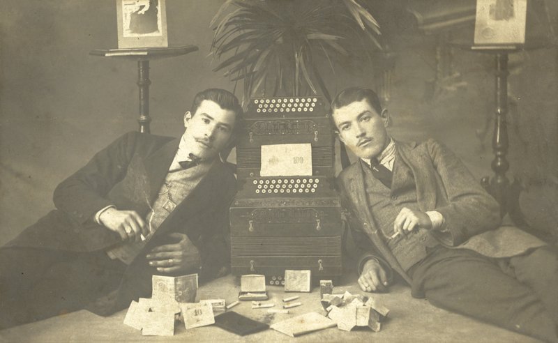 Dois homens fumando cigarros (foto a p/b) de Photographer German
