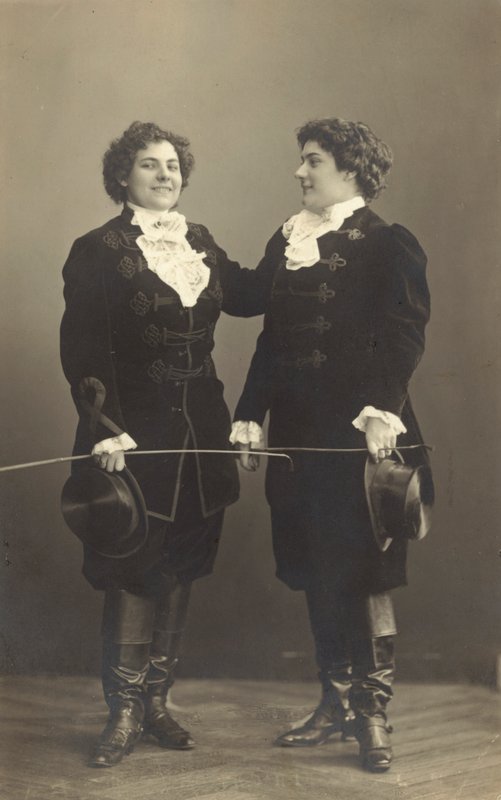 Duas mulheres em traje de época (foto a p/b) de Photographer German