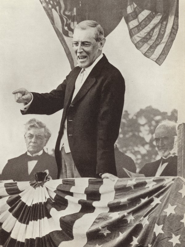 O Presidente dos EUA Woodrow Wilson, a força motriz por detrás da criação da Liga das Nações, que no entanto não conseguiu persuadir o seu país a aderir à organização (foto a p/b) de Photographer German
