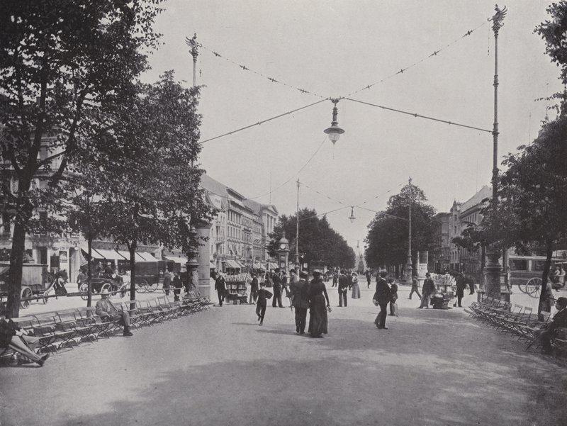 Unter Den Linden, avenida central e vista do monumento a Frederico o Grande (foto a p/b) de Photographer German