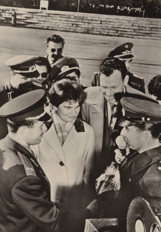 Valentina Tereshkova-Nikolayeva e Yuri Gagarin foram calorosamente recebidos quando visitaram os guardas de fronteira em Berlim, em 20 de Outubro de 1963 (foto a p/b) de Photographer German