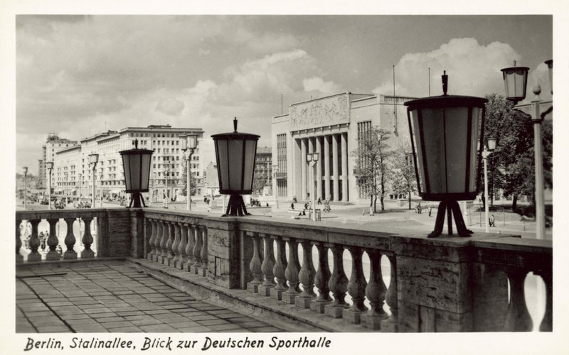 Vista do Deutschen Sporthalle, Stalinallee, Berlim Oriental, c1950s (foto a p/b) de Photographer German