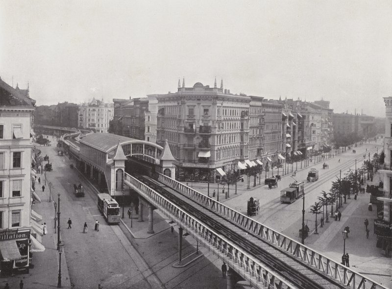 Wiener Strasse Com estação de trem elevada (foto a p/b) de Photographer German