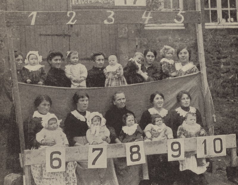 Mulheres e crianças do norte da França ocupado posando para uma fotografia alemã (foto a p/b) de Photographer German