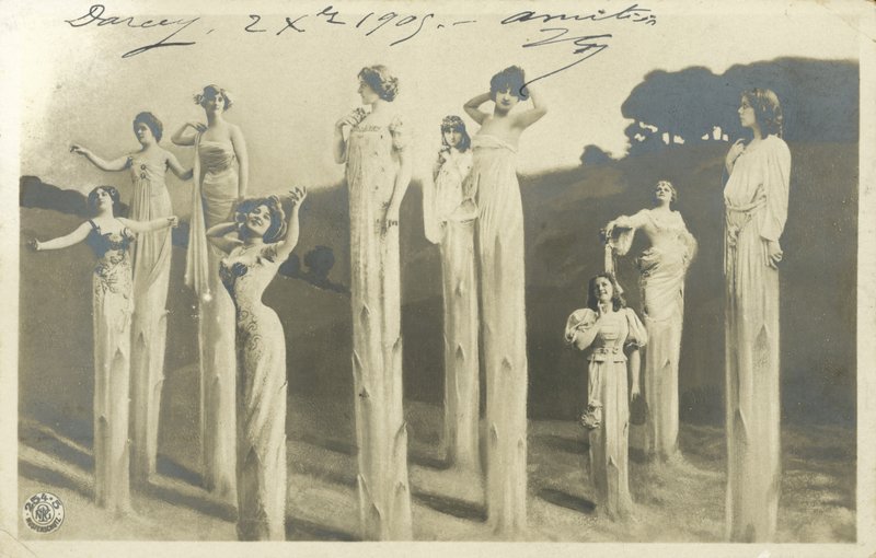 Mulheres em palafitas vestidas de espargos (foto a p/b) de Photographer German