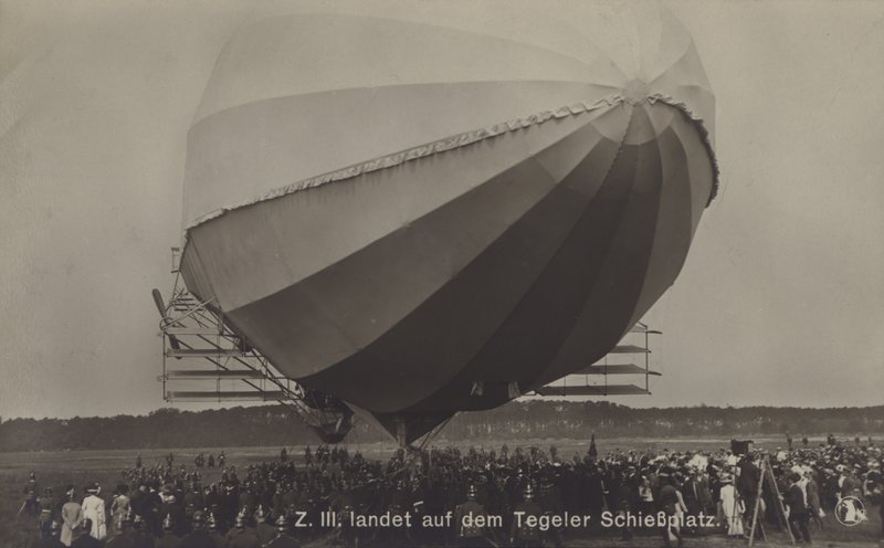 Zeppelin LZ III após aterragem no campo de tiro de Tegel, Berlim (foto a p/b) de Photographer German