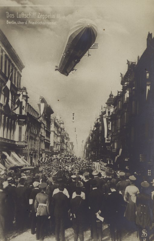 Zeppelin LZ III voando sobre a Friedrichstrasse, Berlim (foto a p/b) de Photographer German