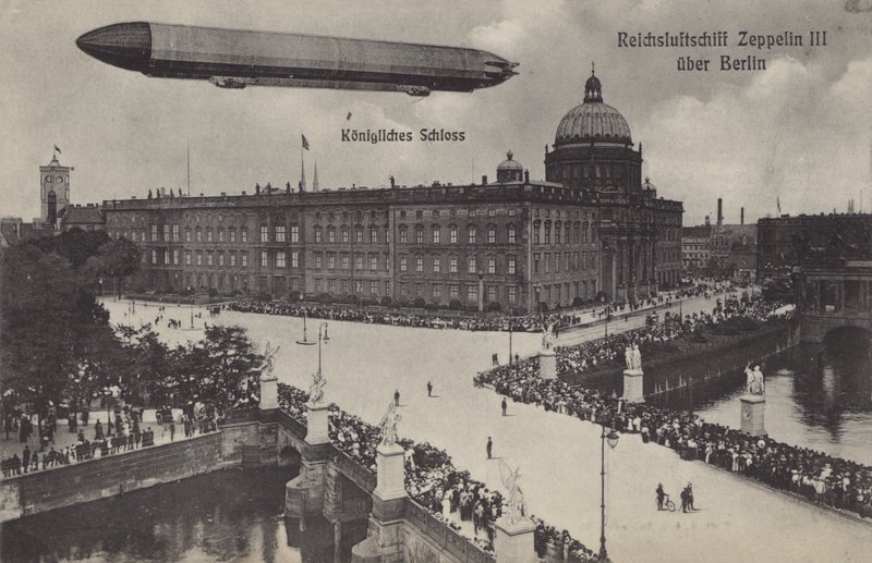 Zeppelin LZ III sobrevoando o Palácio da Cidade, Berlim (foto a p/b) de Photographer German