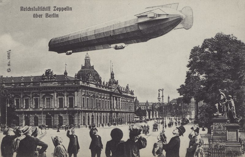 Aeronave Zeppelin sobrevoando Berlim (foto a p/b) de Photographer German