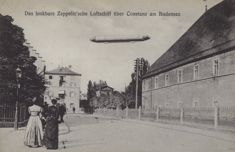 Zeppelin sobrevoando Konstanz, Alemanha (foto a p/b) de Photographer German