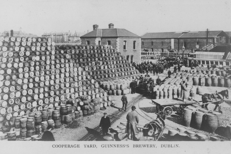 Cooperage yard, Guinness Brewery, Dublin, Irlanda (foto a p/b) de Photographer Irish