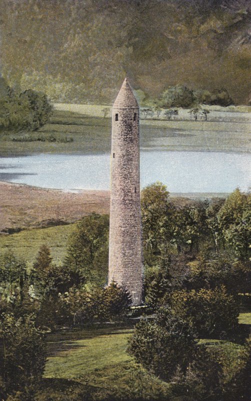 Irlanda: Antiga Torre Redonda, Glendalough, Condado de Wicklow (foto colorida) de Photographer Irish