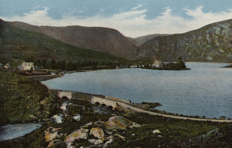 Irlanda do Sul: Oratório de St Finbar, Gougane-Barra, County Kerry (foto colorida) de Photographer Irish