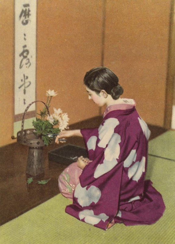 Rapariga a criar um arranjo floral (foto a cores) de Photographer Japanese
