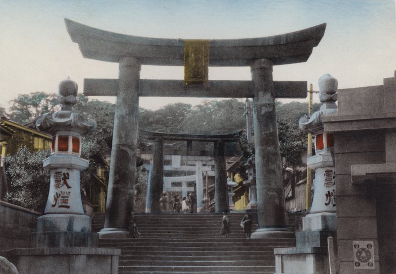 Japão, c.1912: Grande Torii no Santuário de Suwa, Nagasaki (foto) de Photographer Japanese
