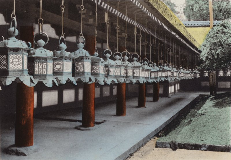 Japão, c.1912: Lanternas de Bronze no Templo de Kasuga, Nara (foto) de Photographer Japanese