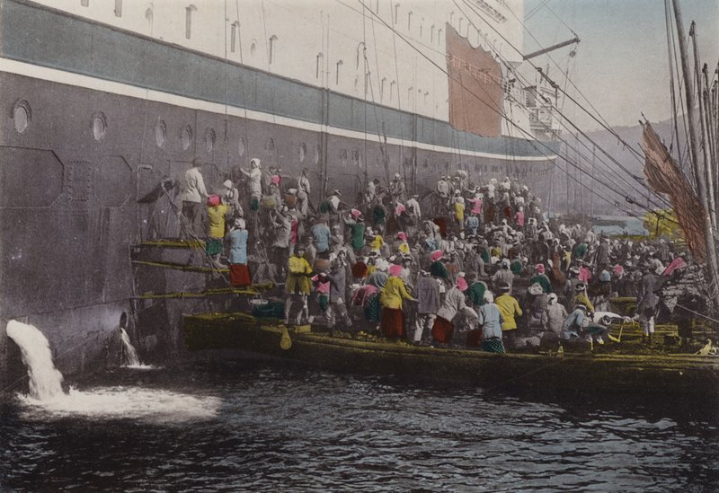 Japão, c.1912: Carvão no navio no porto de Nagasaki (foto) de Photographer Japanese