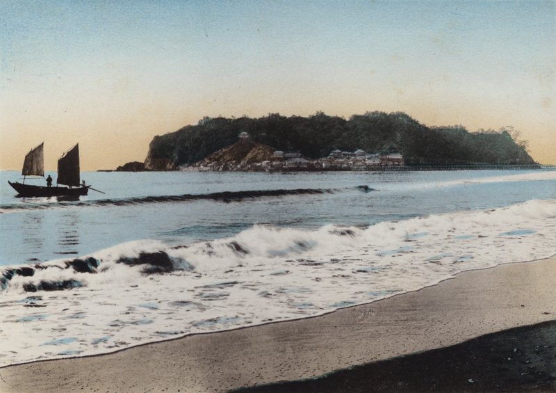 Japão, c.1912: Ilha Enoshima vista perto de Kamakura (foto) de Photographer Japanese