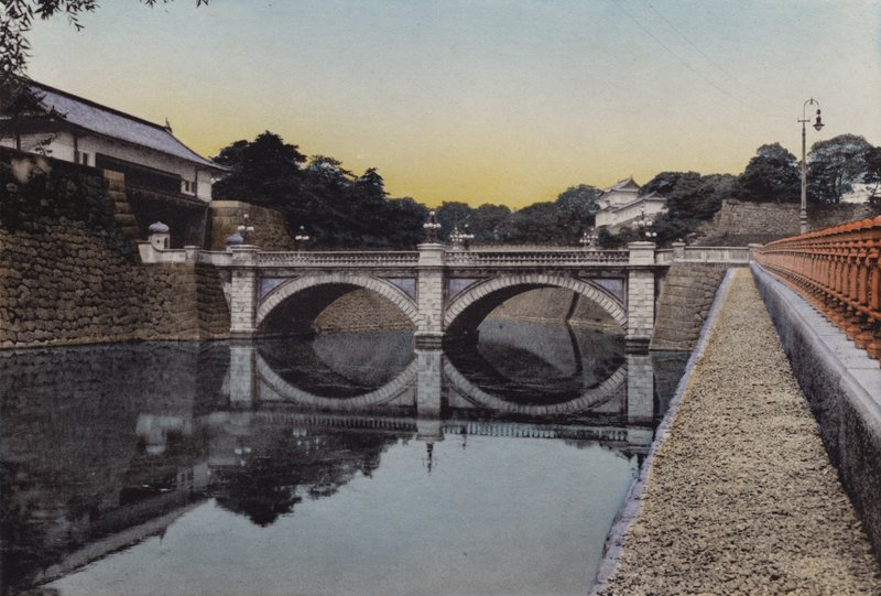 Japão, c.1912: Entrada no Palácio Imperial, Tóquio; Onde o castelo de Shoguns costumava ficar no tempo do sistema feudal (foto) de Photographer Japanese