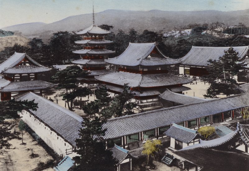 Japão, c.1912: Horyu-ji, o templo budista mais antigo do Japão, construído há cerca de 1300 anos, Yamato (foto) de Photographer Japanese
