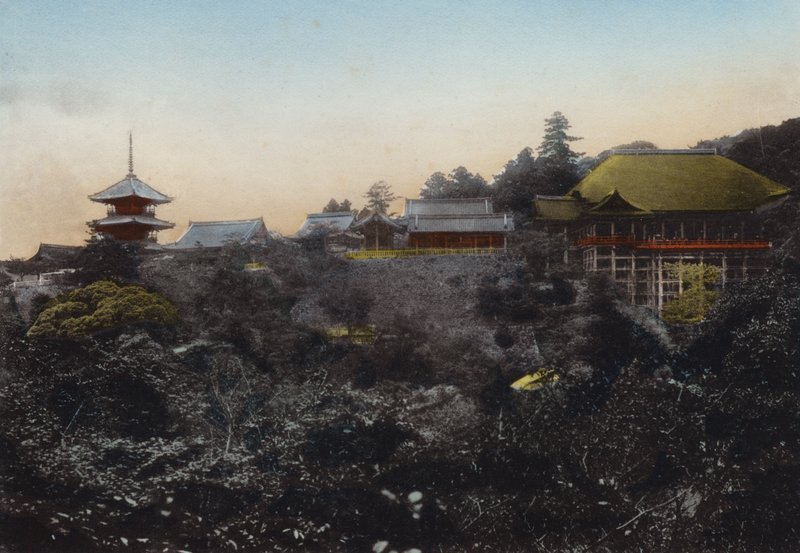 Japão, c.1912: Templo Kiyomizu em destaque pelo seu palco suspenso na beira do precipício e uma vista de cinco da cidade de Kyoto (foto) de Photographer Japanese