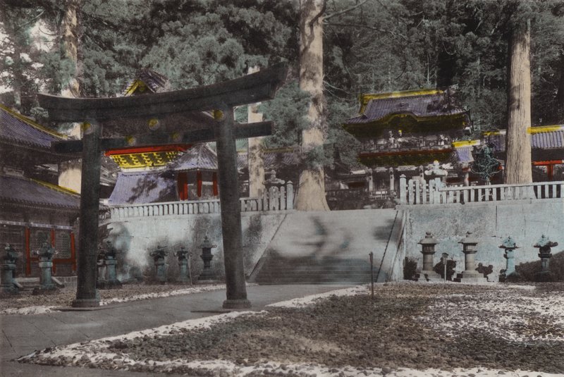 Japão, c.1912: Mausoléu e chão para o primeiro Shogun, Iyeyasu da dinastia Tokugawa, quase 300 anos de idade Nikko (foto) de Photographer Japanese