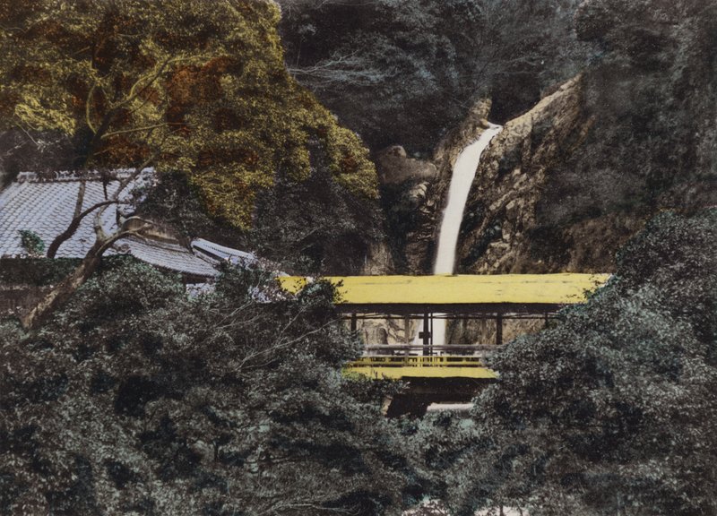 Japão, c.1912: Cachoeira de Nunobiki tem 43 pés de altura, a cidade de Kobe recebe suprimento de água desta queda, Kobe (foto) de Photographer Japanese