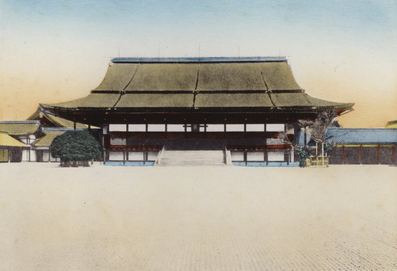 Japão, c.1912: Shishinden Hall, no Palácio de Kyoto, foi usado para o público do ano novo, e outras grandes cerimônias; A entronização do atual imperador foi realizada aqui em 1868, Kyoto (foto) de Photographer Japanese