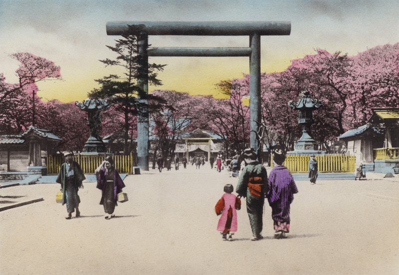 Japão, c.1912: O Enorme Torii de Bronze para Shokonsha ou espírito invocando o Santuário para soldados mortos em problemas nacionais, Tóquio (foto) de Photographer Japanese