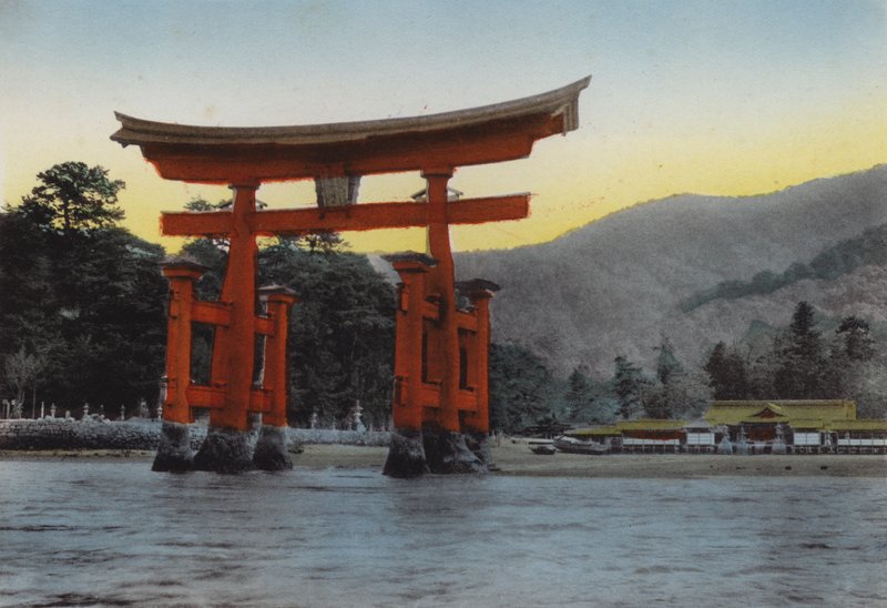 Japão, c.1912: A Ilha Sagrada, Miyajima, no mar interior, uma das três cenas mais notáveis do Japão; O Templo foi erguido aqui por Kiyomori no século XII (foto) de Photographer Japanese