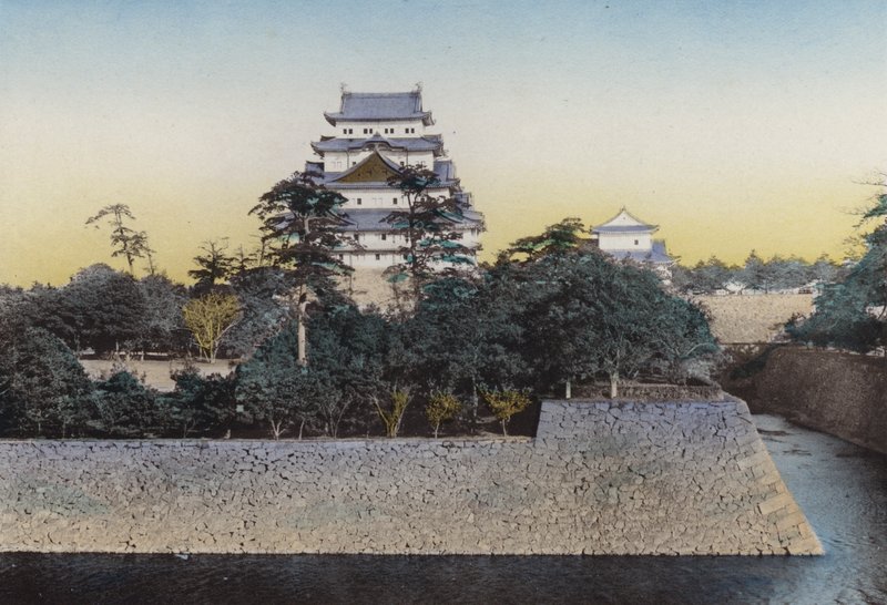 Japão, c.1912: O famoso Castelo de Nagoya, data de 1610; Muito conhecido por golfinhos de ouro, o topo da torre de menagem, a altura do golfinho é de 8 pés 7 in e avaliado em cerca de 360.000 ienes, Nagoya (foto) de Photographer Japanese