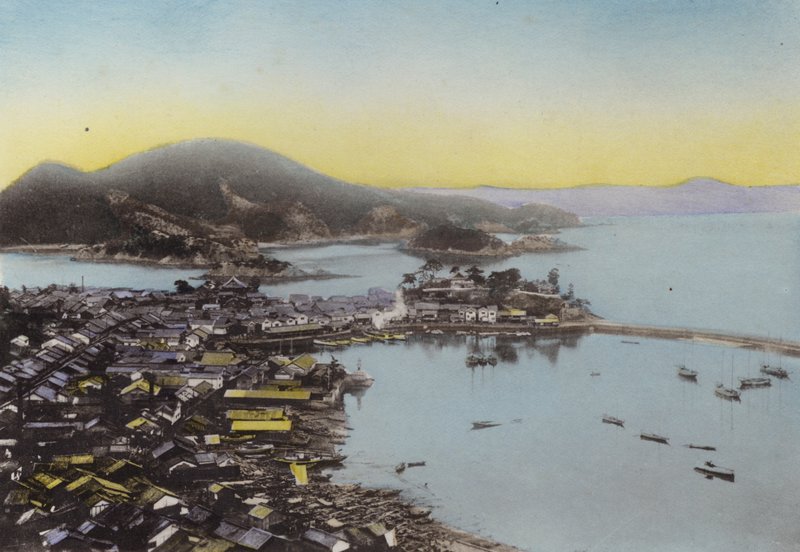 Japão, c.1912: Tomo na Província de Bingo no mar interior; Um pequeno porto marítimo famoso pela sua beleza (foto) de Photographer Japanese
