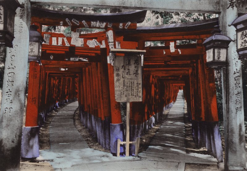 Japão, c.1912: Avenidas Torii, Santuário de Fushimi perto de Kyoto (foto) de Photographer Japanese