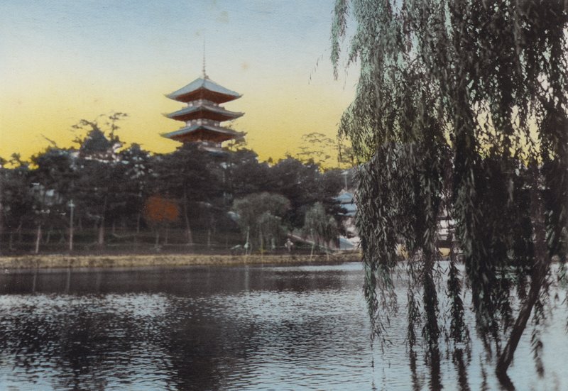 Japão, c.1912: Vista do Pagoda em Nara de Sarusawa Pond (foto) de Photographer Japanese
