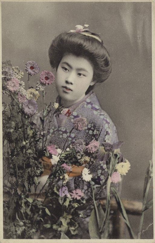 Menina japonesa com flores (foto colorida) de Photographer Japanese