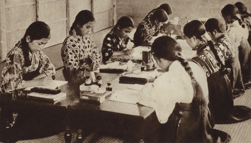 Estudantes japoneses em sala de aula (foto a p/b) de Photographer Japanese