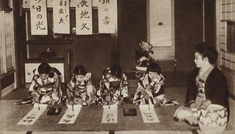 Estudantes japoneses escrevendo com pincéis em uma classe do jardim de infância (foto a p/b) de Photographer Japanese