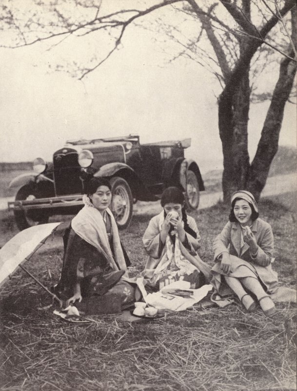 Mulheres japonesas em um piquenique usando roupas ocidentais (foto a p/b) de Photographer Japanese